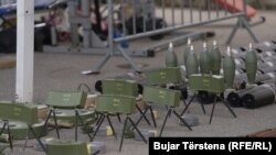 Armët e sekuestruara në fshatin Banjskë, të prezantuara nga Policia e Kosovës.