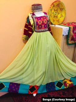 نمونه یی از لباس های که څانګه و همکاران وی به مشتریان خود تهیه می کنند