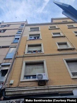 საცხოვრებელი კორპუსი, საიდანაც ქალი გადმოვარდა