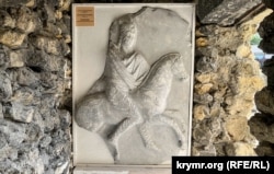 Гипсовый слепок найденной археологами известняковой плиты с рельефным изображением всадника в музее-заповеднике «Неаполь Скифский». Симферополь, Крым, 2023 год