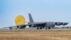 Un avion B-52H Stratofortress din Escadrila 20 Bombardament de la Baza Aeriană Barksdale, din Louisiana, aterizează la Baza Aeriană Mihail Kogălniceanu din județul Constanța, iulie 2024.