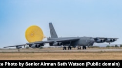Un avion B-52H Stratofortress din Escadrila 20 Bombardament de la Baza Aeriană Barksdale, din Louisiana, aterizează la Baza Aeriană Mihail Kogălniceanu din județul Constanța, iulie 2024.