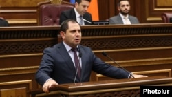 Պաշտպանության նախարար Սուրեն Պապիկյանը խորհրդարանում, արխիվ