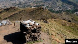 د پاکستان پوځ سرتېري د یوې غونډۍ له سره د سوات مختلفې برخې څاري - انځور له ارشیفه.