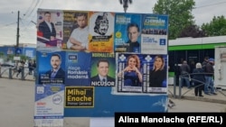 Panou cu afișe electorale, în Piața Unirii din București