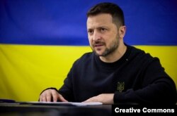 Președintele ucrainean, Volodmir Zelenski, vorbește prin legătură video la o reuniune extraordinară a Consiliului Ucraina-NATO. Kiev, 19 aprilie 2024.