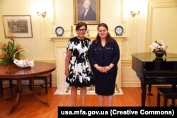 Посол України у США Оксана Маркарова і колишній міністр торгівлі США Пенні Пріцкер, яку призначили на посаду спеціального представника з питань економічного відновлення України