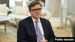 «Ми хочемо, щоб вони зрозуміли, що шлях, яким вони рухаються, і риторика, яку вони використовують щодо Заходу, несумісні з тим, чого хочуть 80 відсотків громадян Грузії», – сказав Джеймс О’Браєн