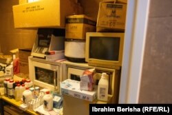 Preparate për analiza, material shpenzues dhe aparatura që nuk përdoren, të vendosura në laboratorin e Klinikës Infektive