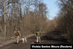 Українські військові біля Кремінної