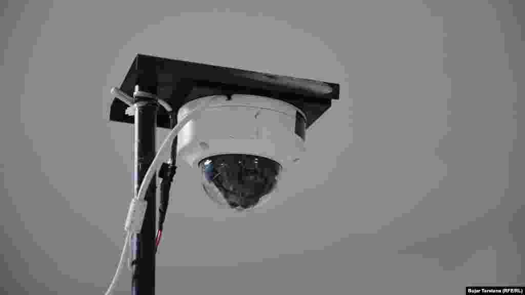 Për herë të parë, votimet po vëzhgohen nga kamerat. Komisioni Qendror i Zgjedhjeve tha se kjo praktikë do të vazhdojë edhe në proceset e tjera zgjedhore.&nbsp;