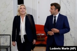 Președintele francez Emmanuel Macron se întâlnește cu Le Pen la Palatul Elysee din Paris, în iunie 2022. Macron a dizolvat parlamentul și a cerut alegeri anticipate după ce RN a cîștigat alegerile pentru Parlamentul European din 6-9 iunie.
