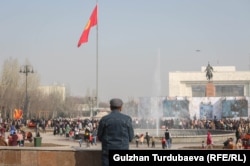 Президенттин куттуктоосун экрандан көрүп жаткан киши. 23-март, 2023-жыл.