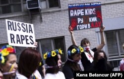 Під час акції протесту проти сексуальних злочинів військових армії Росії та на підтримку України перед російським консульством у Нью-Йорку, США, 28 травня 2022 року