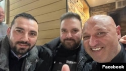 De la stânga la dreapta: Iulian Cârlogea, Vlad Popescu Piedone, fiul primarului sector 5, și Gigi Corsicanu.