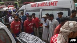 په کراچۍ کې د اېدي ټولنې کارکوونکي یو جسد انتقالوي - پخوانی انځور. 