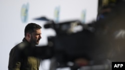 Президент України Володимир Зеленський спілкується з пресою після прибуття на саміт Європейської політичної спільноти на півдні Іспанії, 5 жовтня 2023 року