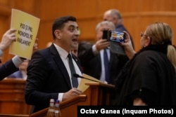 George Simion țipă la Diana Șoșoacă în Parlamentul României.