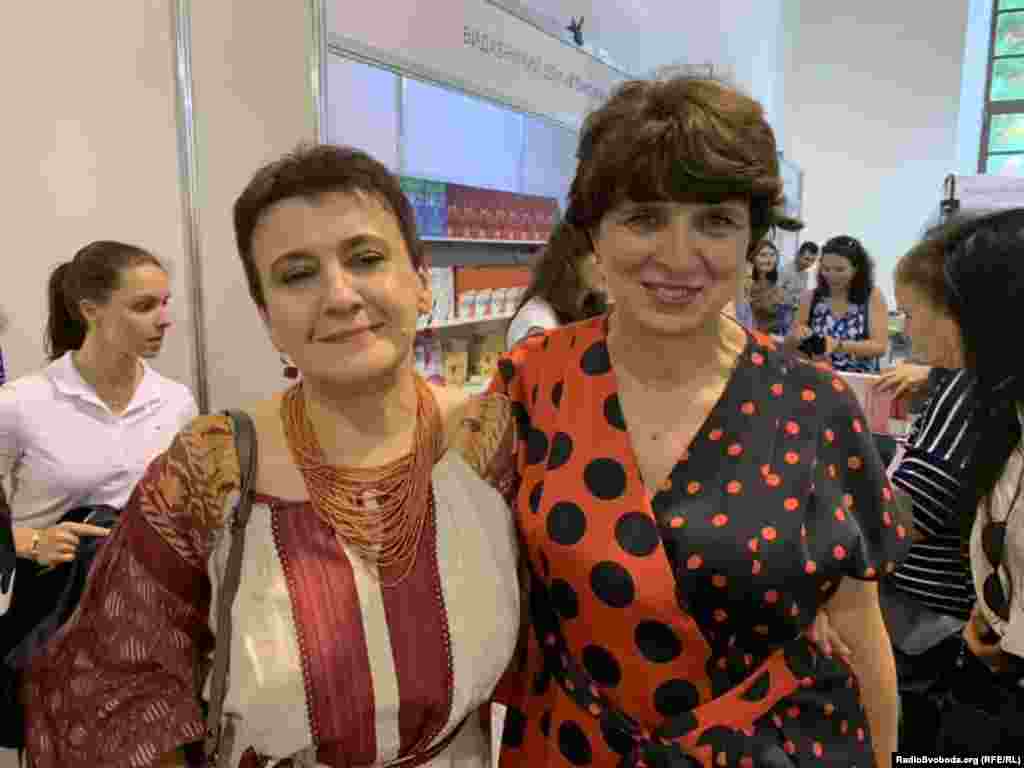 За словами письменниці Оксани Забужко (ліворуч), вона познайомилася з Інною Кузнецовою ще у студентські роки: &laquo;Інні було тоді 17, мені 19. Вона була товариська дівчинка, легко встановлювала контакт і якось дуже природно його підтримувала, але, думаю, запам'ятала я її не тому, а тому, що вона була україномовна&raquo;.&nbsp; Її колишні колеги, ще до роботи на Радіо Свобода, найчастіше пригадують прямий ефір з послом Росії в Україні Віктором Черномирдіним, під час якого журналістка наголосила, що російська мова для неї є іноземною &nbsp;