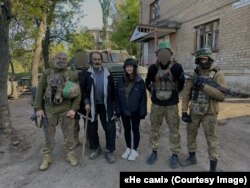 Олександра Сахарук з місцевим жителем та українськими військовими в Часовому ярі (Архів Олександри Сахарук)