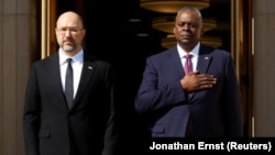 Secretarul american al Apărării, Lloyd Austin, îl primește pe prim-ministrul ucrainean Denis Șmihal la Pentagon, în Arlington, Virginia, pe 12 aprilie 2023.