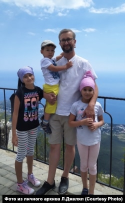 Наріман Джелял із дітьми у Криму, архівне фото