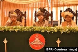 د پاکستان د پوځ مشر په پېښور کې د قبایلي مشرانو سره د لیدو پر مهال: انځور له ارشیفه