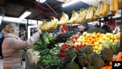 Minimalna plata u Sjevernoj Makedoniji obračunava se prema metodologiji koju su prethodna vlada, sindikati i poslodavci dogovorili u februaru 2022. (na fotografiji: kupovina na pijaci u Skoplju, januar 2024.)