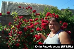 Тетяна біля дому