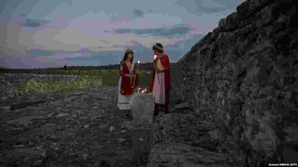 Një çift i veshur me kostume të Romës së lashtë, mbajnë pishtarë teksa performojnë gjatë shfaqjes "Justiniani dhe Theodora", pas gjatë Ulpiana Fest-it të mbajtur në Parkun Arkeologjik të Ulpianës afër Prishtinës, më 17 shtator 2023. Në gushtin e vitit 2023, një ekip ekspertësh ndërkombëtarë dhe vendas zbuluan një mozaik i Perandorit Justinian (527&ndash;565 pas Krishtit) kushtuar gruas së tij Theodora Urbs Dardaniae (Qyteti i Dardanisë). Është një nga përkushtimet e pakta latine të çiftit perandorak në botën e vonë romake. &nbsp;