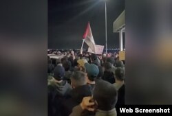 Із прапором Палестини в аеропорту Махачкали натовп перевіряє машини, щоб виявити єврейських біженців із Ізраїлю. Дагестан, 28 жовтня 2023 року