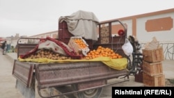 په کندهار ښار کې د یوه دوکان مخې ته یو پلورونکی د پېرودونکي جلبولو په موخه له لاوډسپیکره کار اخلي.