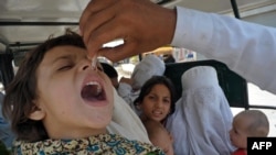 پاکستان کې يوې ماشومې ته د پوليو وايرس ضد واکسين ورکول کېږي. پخوانی انځور