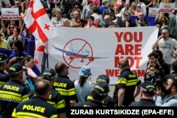 საპროტესტო აქცია თბილისის აეროპორტთან მოსკოვიდან თბილისში მომავალი პირველი ავიარეისის პარალელურად. 19 მაისი, 2023 წელი