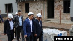 Депутат Марлен Маматалиев менен Мамлекеттик курулуш агенттигинин директору Мырзабек Жыпаркулов. Сүрөт курулушту текшерүү учурунда тартылган.