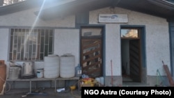 Spoljašnjost barake u kojoj su smešteni radnici iz Indije, angažovani u industrijskoj zoni Linglonga, 2. februar 2024.