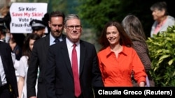 Keir Starmer, și soția sa, Victoria Starmer, se îndreaptă către o secție de votare din Londra, Marea Britanie, 4 iulie 2024.