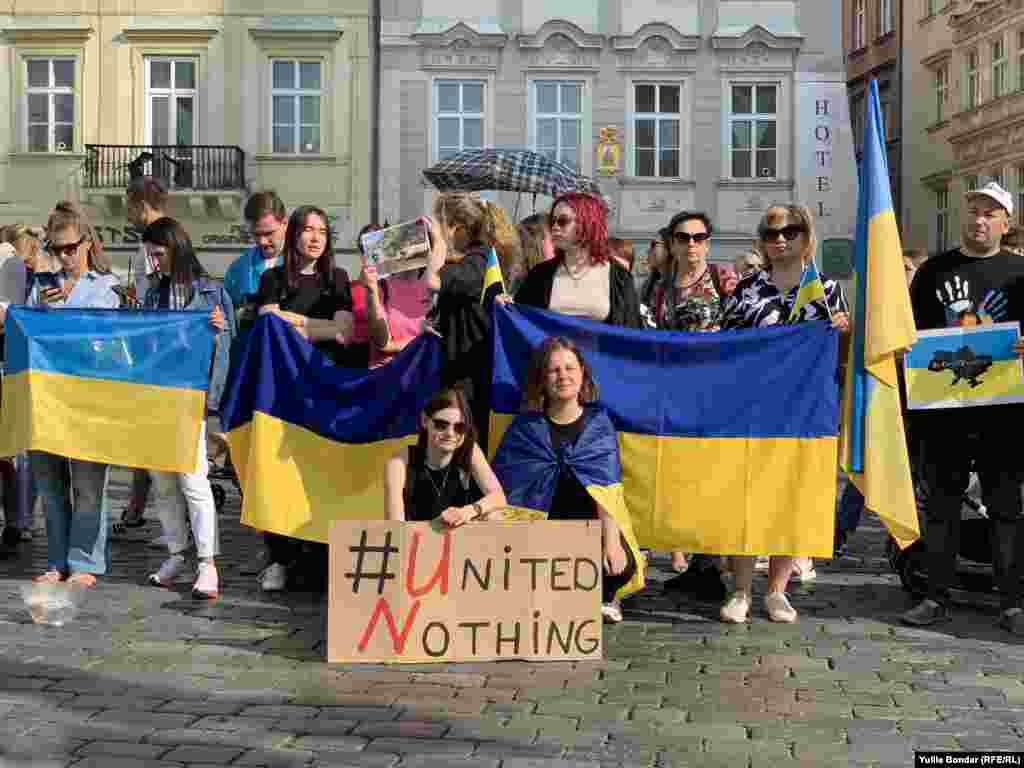  Під час протесту вимагали також більшої допомоги від міжнародних організацій, зокрема ООН та МКЧХ &nbsp; &nbsp; &nbsp; 