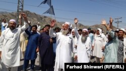 د جون پر ۲۵مه لاريونوالو د احتجاج په توګه تورې پټۍ (رښکۍ) پر لاسونو تړلې وې او د امن لپاره یې شعارونه ورکول.