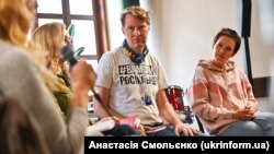 Співавтори Люк Гардінґ і Оксана Тороп (праворуч) під час презентації видання «Моя війна», до якого увійшли есеї 16 журналістів про війну Росії проти України, організованої в рамках 30-го Львівського книжкового форуму Lviv BookForum. Львів, 8 жовтня 2023 року