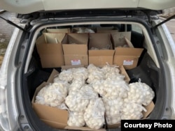 Тетяна доправляє гуманітарну допомогу