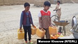 کودکان زیادی مجبور هستند روزانه فاصله های طولانی را برای پیدا کردن آب بپیمایند