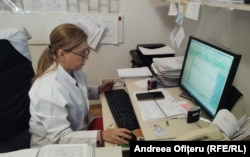 Medicul Ileana Popescu folosește un soft medical cumpărat de la firmă specializată. Spune că acest soft are mult mai multe facilități decât cel pus gratuit la dispoziția medicilor care au contract cu Casa de Asigurări de Sănătate.