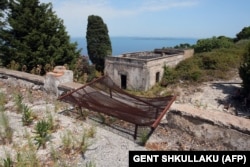 Mungesa e investimeve në ishullin e Sazanit.