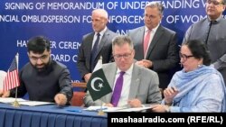 امریکايي سفیر ډانلډ بلوم (له کیڼ لوري دویم) د جولای پر ۱۳مه د ځمکو رجسټرولو او کمپیوټري کولو لپاره د خیبر پښتونخوا له چارواکو سره موافقه لاسلیک کړه.