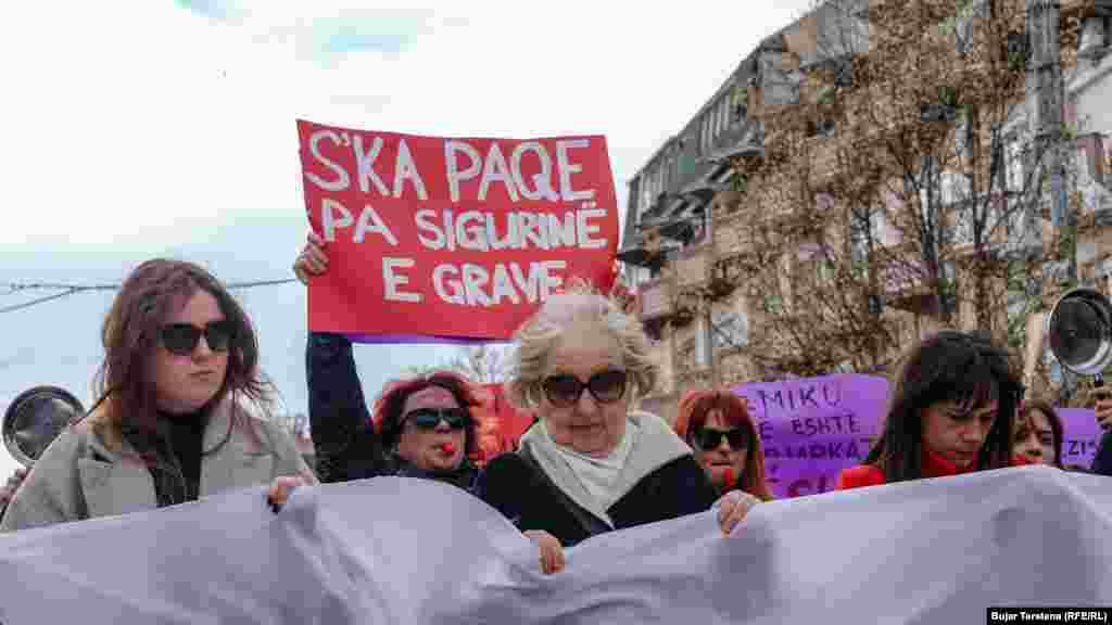 Protestuesit mbanin në duar pankarta ku kërkohej më shumë siguri për vajzat dhe gratë.