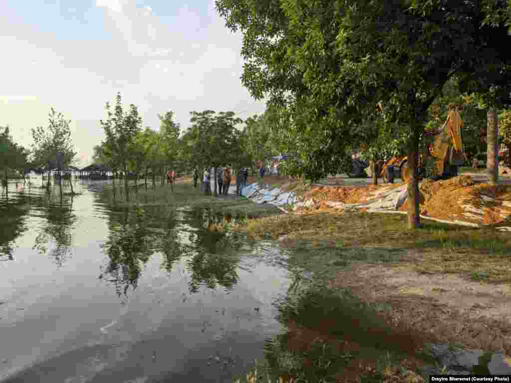 Береги укріплюють мішками з піском&nbsp;