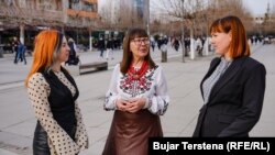 Gazetaret ukrainase që po strehohen në Kosovë: Tetiana Kraselnikova (majtas), Lyudmila Makey (në mes) dhe Iryna Synelnyk (djathtas).