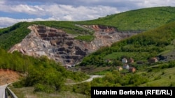 Case lângă o carieră în satul Carraleve.