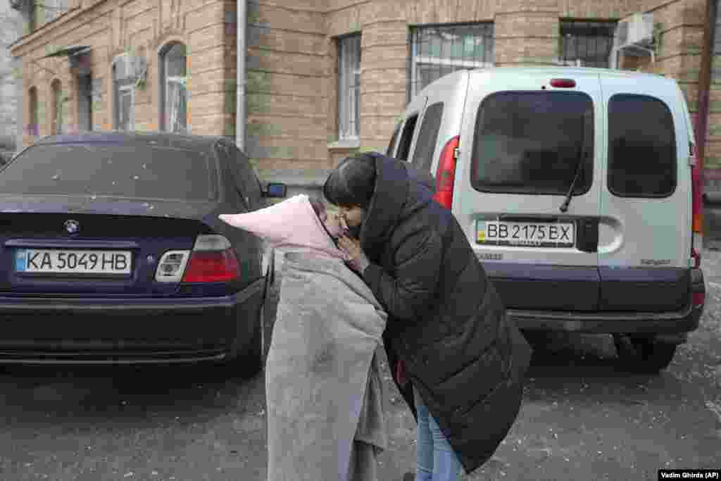 Жінка заспокоює свою дитину, Київ, 21 березня 2024 року